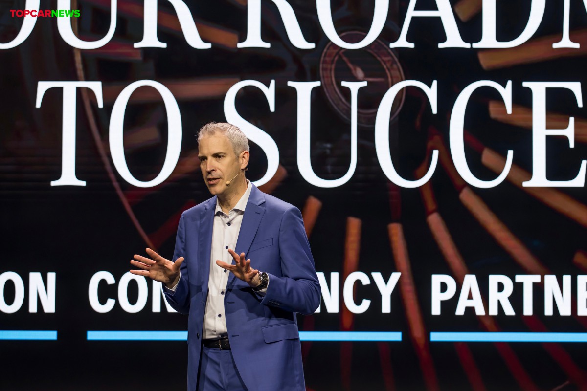 Mercedes' U.S. sales chief Bart Herring to retire, Greg Gates assumes bigger role amid bold retail goals