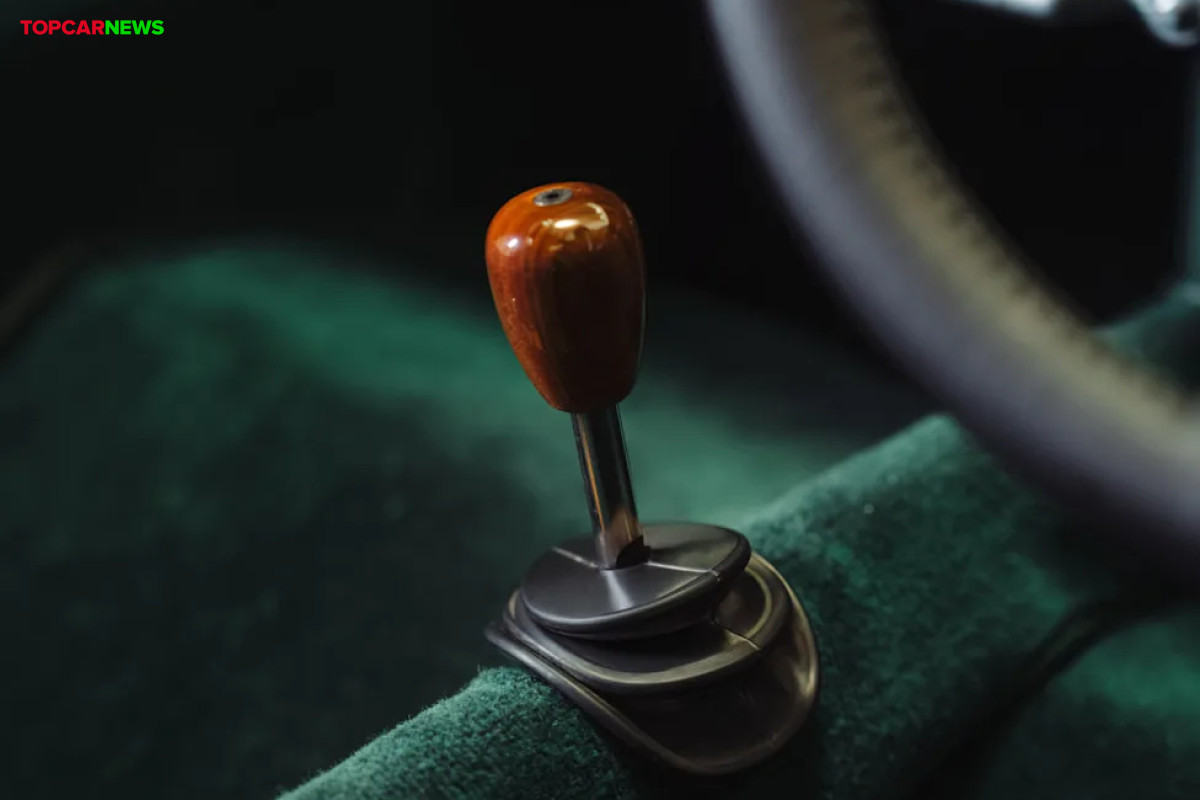 McLaren Teases Its First Manual Supercar Since The F1