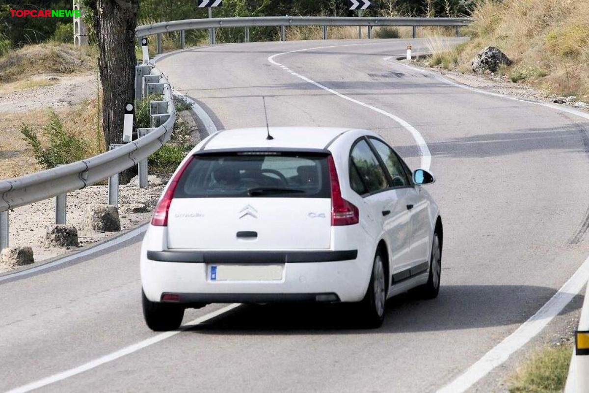 Confirmado por la justicia: la DGT tendrá que reembolsar las multas de 200 euros a los conductores grabados pisando una línea continua