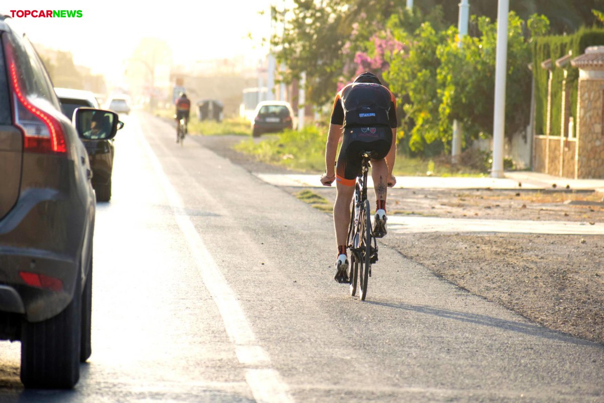 Este ciclista ha recibido las peores críticas en X: adelanta a un camión a 60 km/h por línea continua en una zona peligrosa