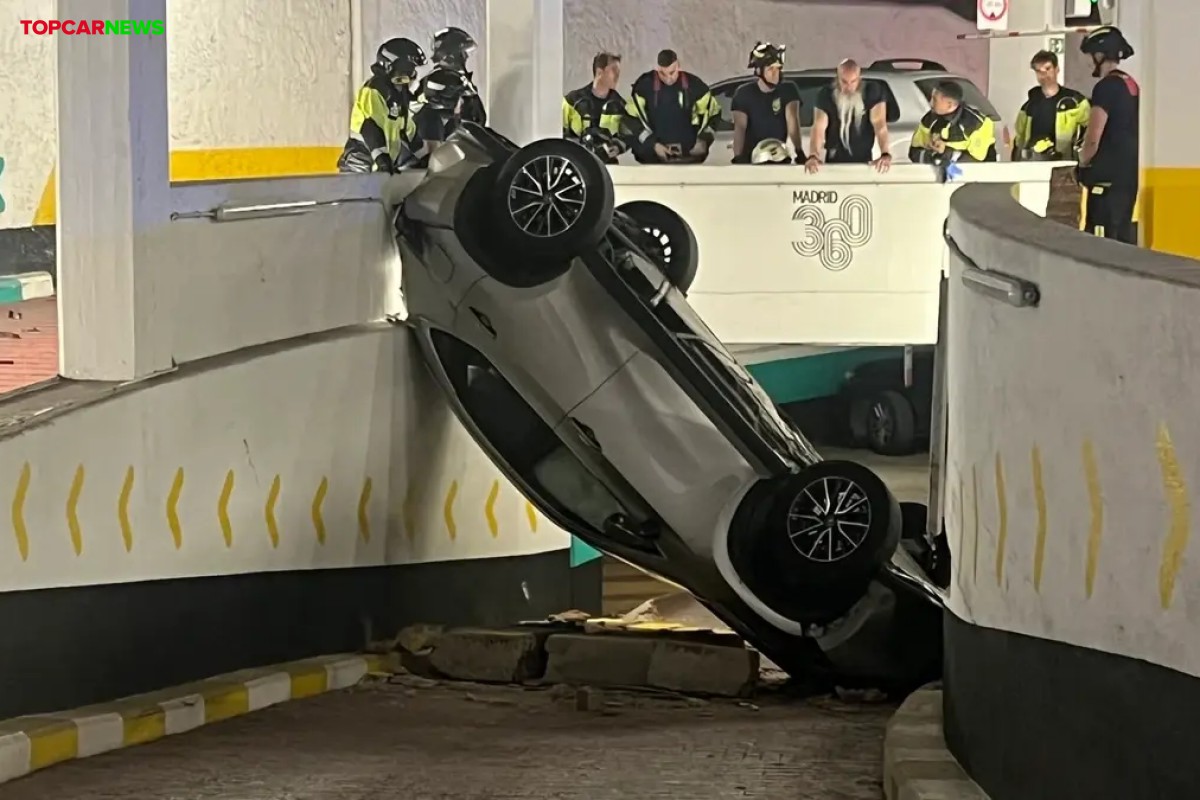 Un coche pierde el control y se precipita a la planta inferior del parking de Olavide en Madrid