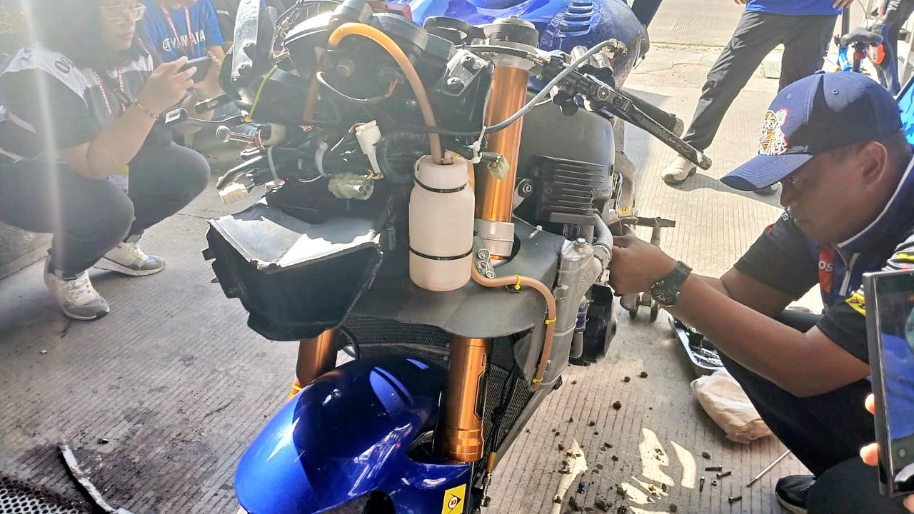 Ditabrak dari Belakang, Yamaha R6 Wahyu Nugroho Rusak Parah di ARRC Mandalika 2025