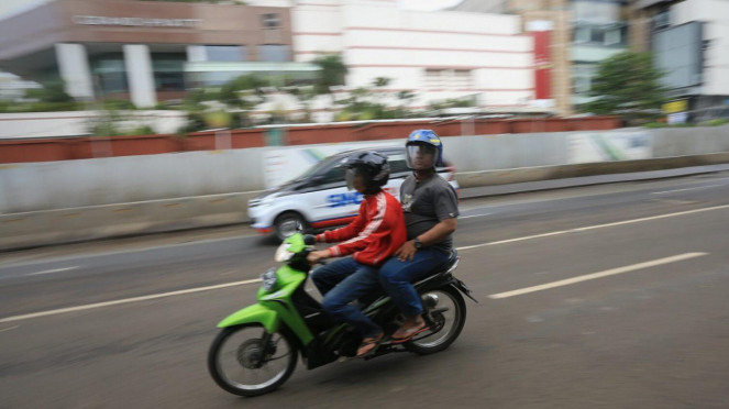 Naik Motor Bawa Anak di Depan? Hati-Hati, Ini Risiko Fatalnya