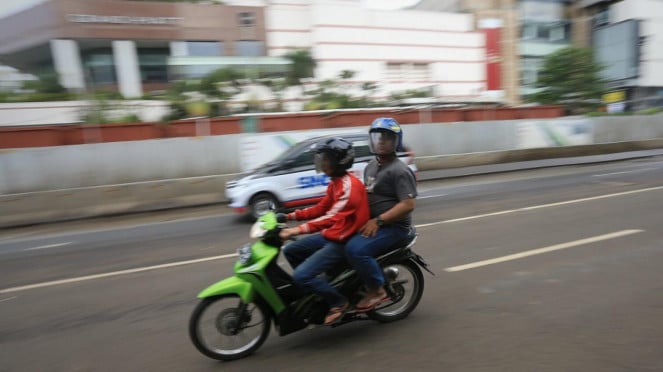 Naik Motor Bawa Anak di Depan? Hati-Hati, Ini Risiko Fatalnya
