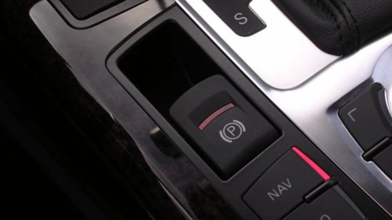 Ini yang Terjadi Saat Rem Tangan Elektronik Diaktifkan di Jalan Tol