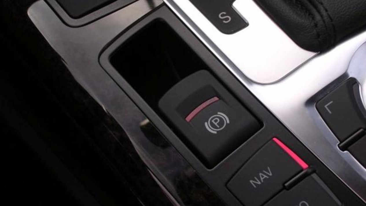 Ini yang Terjadi Saat Rem Tangan Elektronik Diaktifkan di Jalan Tol