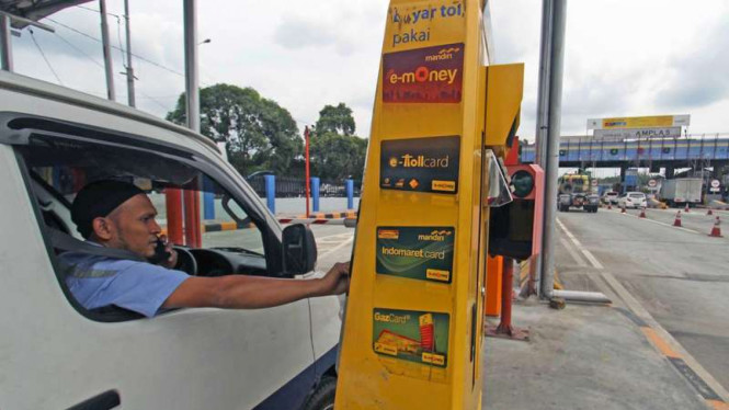 Stiker Khusus Ini Bikin Mobil Bisa Bayar Tol Otomatis