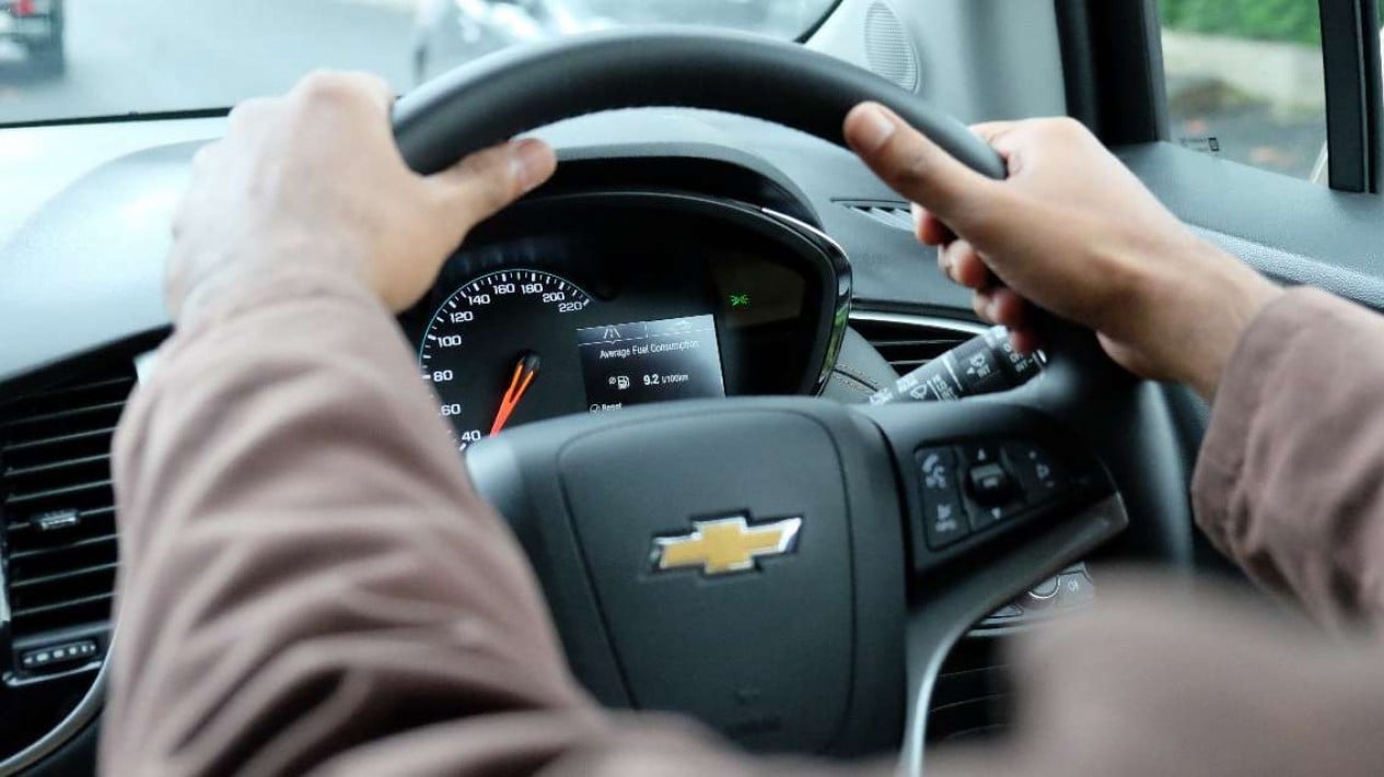 Tinggalkan Gaya Lama, Ini Cara Baru Pegang Setir di Mobil Modern