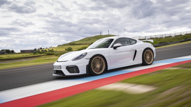 Spesifikasi Porsche Cayman GT4 RS yang Tabrak Rush hingga Hancur di Sidoarjo
