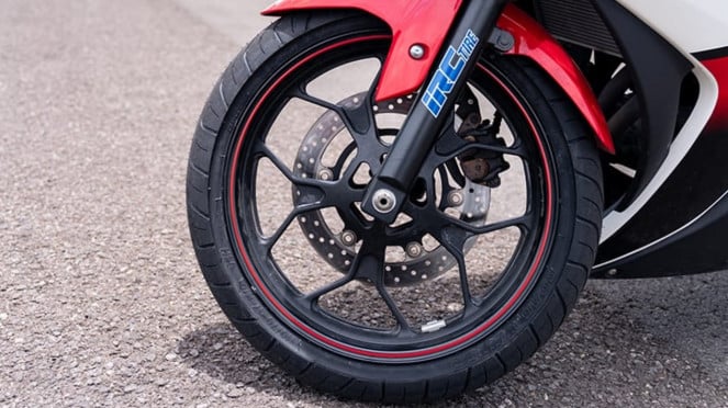 Tekanan Angin Ban Motor Harus Dikurangi saat Hujan, Mitos atau Fakta?