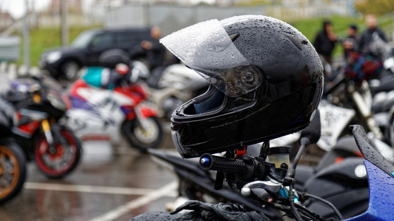 Cara Aman Bersihkan Kaca Helm yang Kena Getah