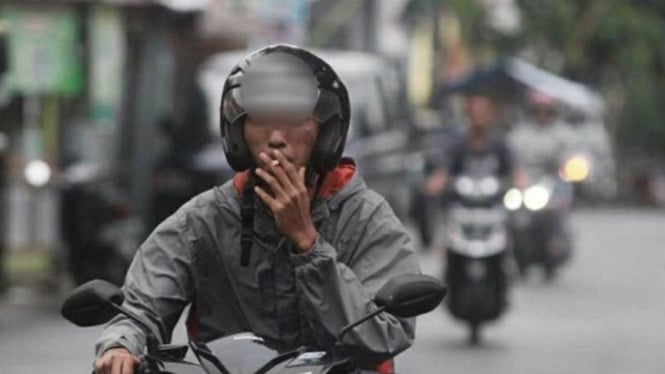 Naik Motor Sambil Merokok Bisa Ditilang atau Tidak?
