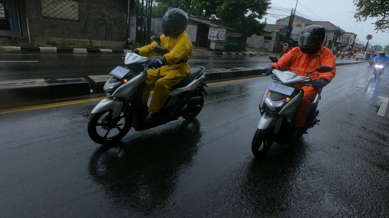 Musim Hujan Datang, Lebih Ideal Helm Half Face atau Full Face?