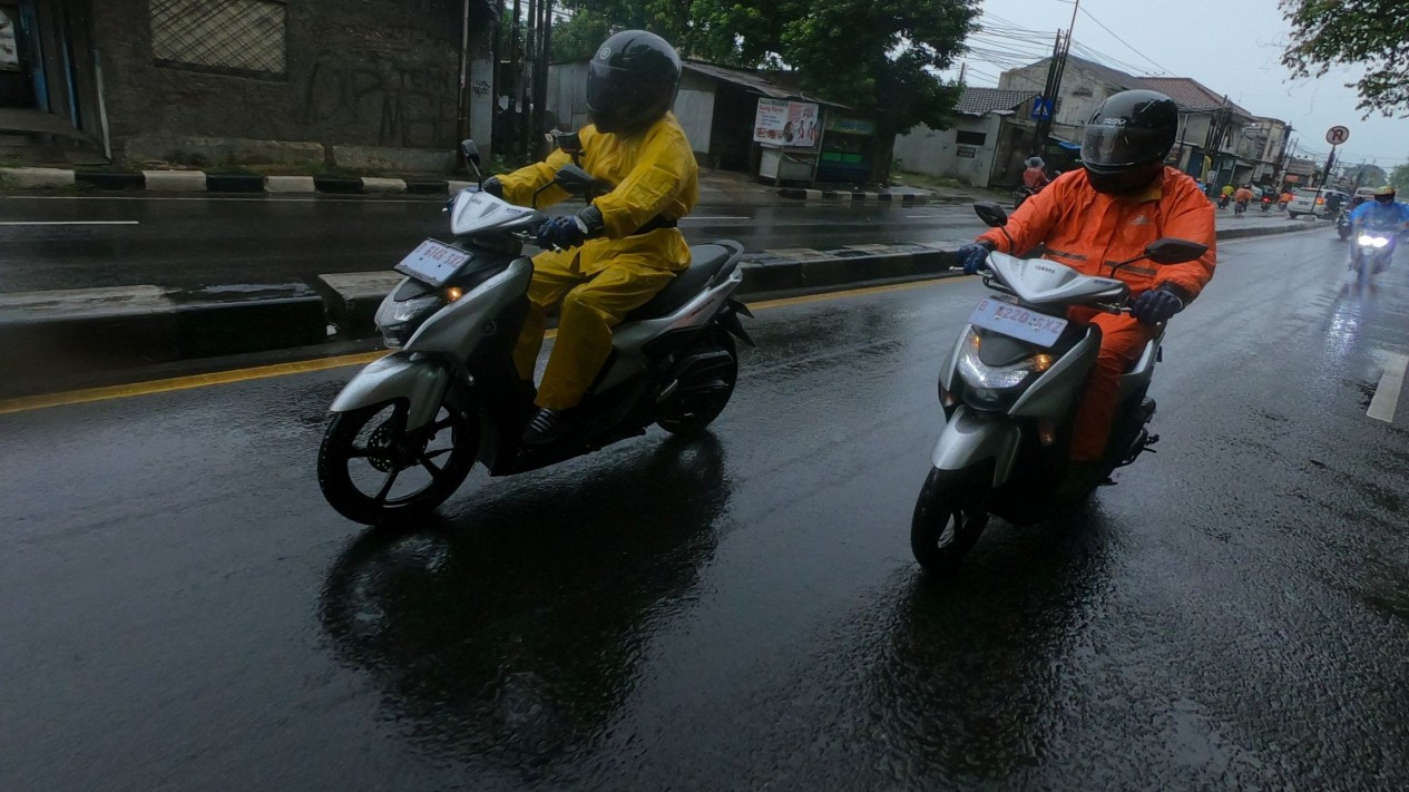 Musim Hujan Datang, Lebih Ideal Helm Half Face atau Full Face?