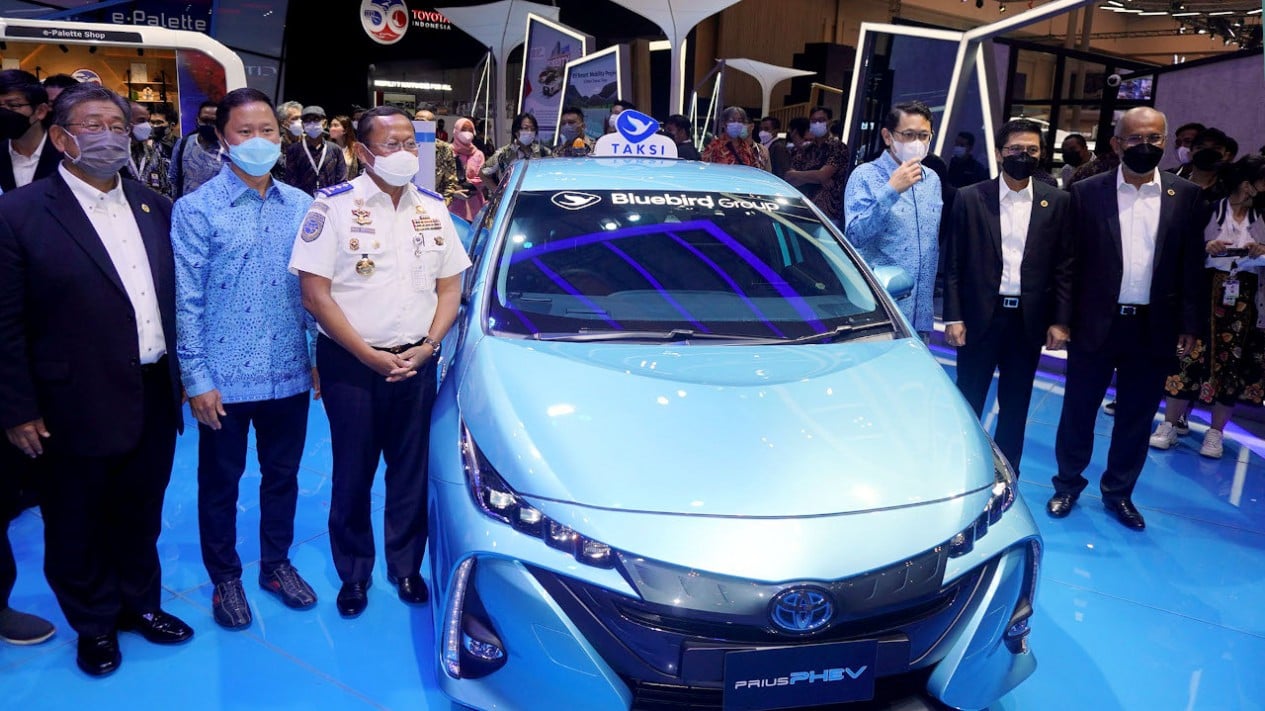 Bluebird Lirik Mobil PHEV untuk Armada Taksi