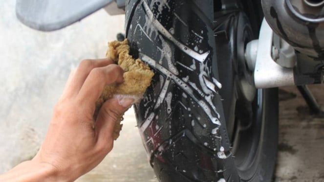 Banyak yang Belum Tahu, Umur Ban Motor Ternyata Ada Batasnya