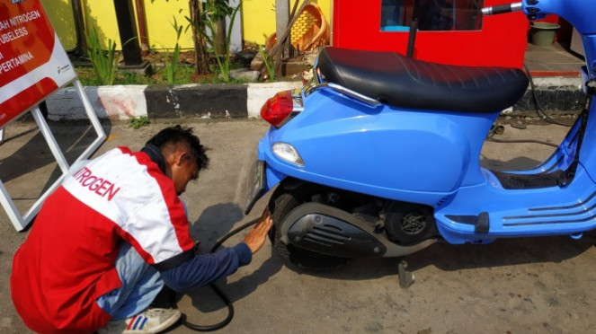 Tekanan Angin Ban Motor Harus Dikurangi saat Hujan, Mitos atau Fakta?