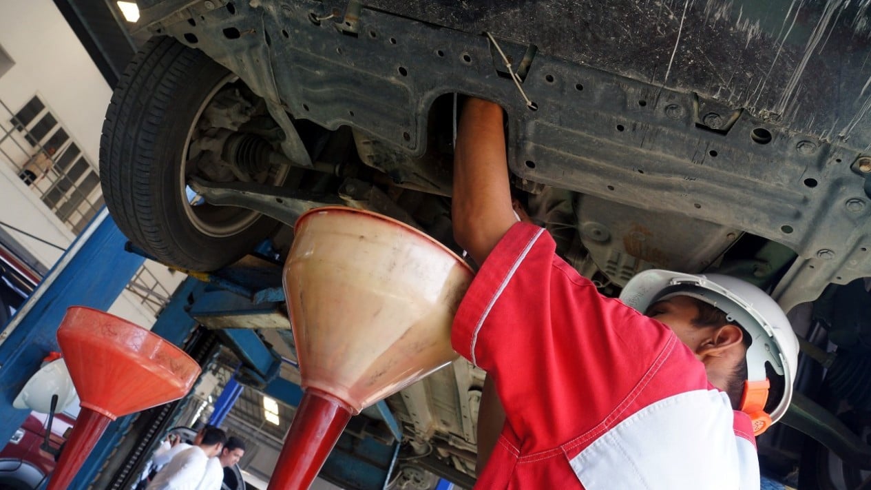 Ganti Oli Pakai Engine Flush, Bikin Bersih atau Justru Masalah?