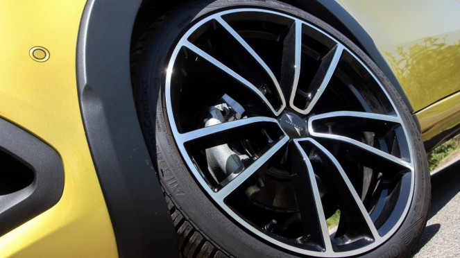 Panduan Lengkap: 4 Hal Penting yang Wajib Diketahui Sebelum Beli Ban Mobil Online