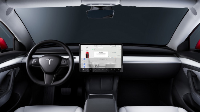Terungkap! Alasan Tesla Tak Pernah Dukung Apple CarPlay dan Android Auto