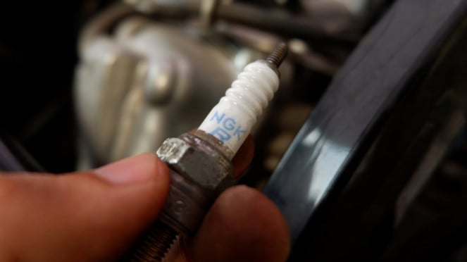 Mitos atau Fakta: Busi Racing Bikin Konsumsi BBM Irit