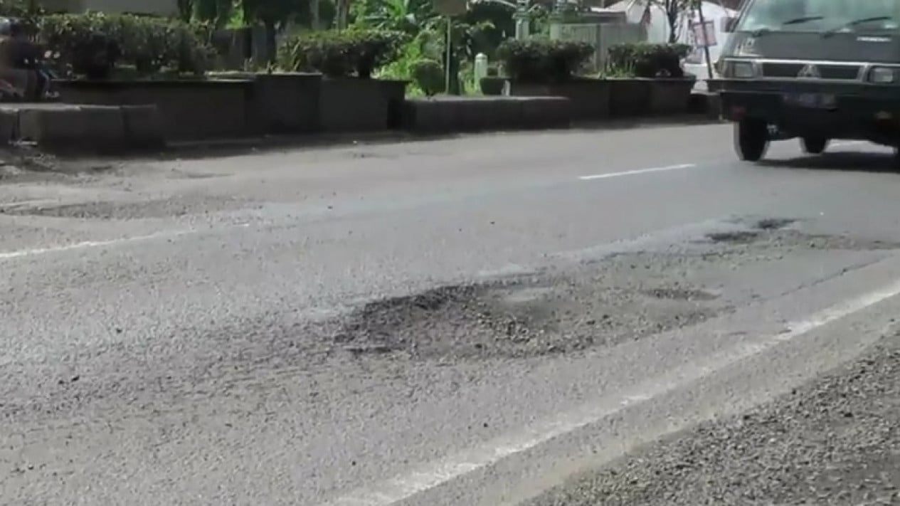 Jalan Berlubang Masih Jadi Ancaman Pengendara di Jakarta