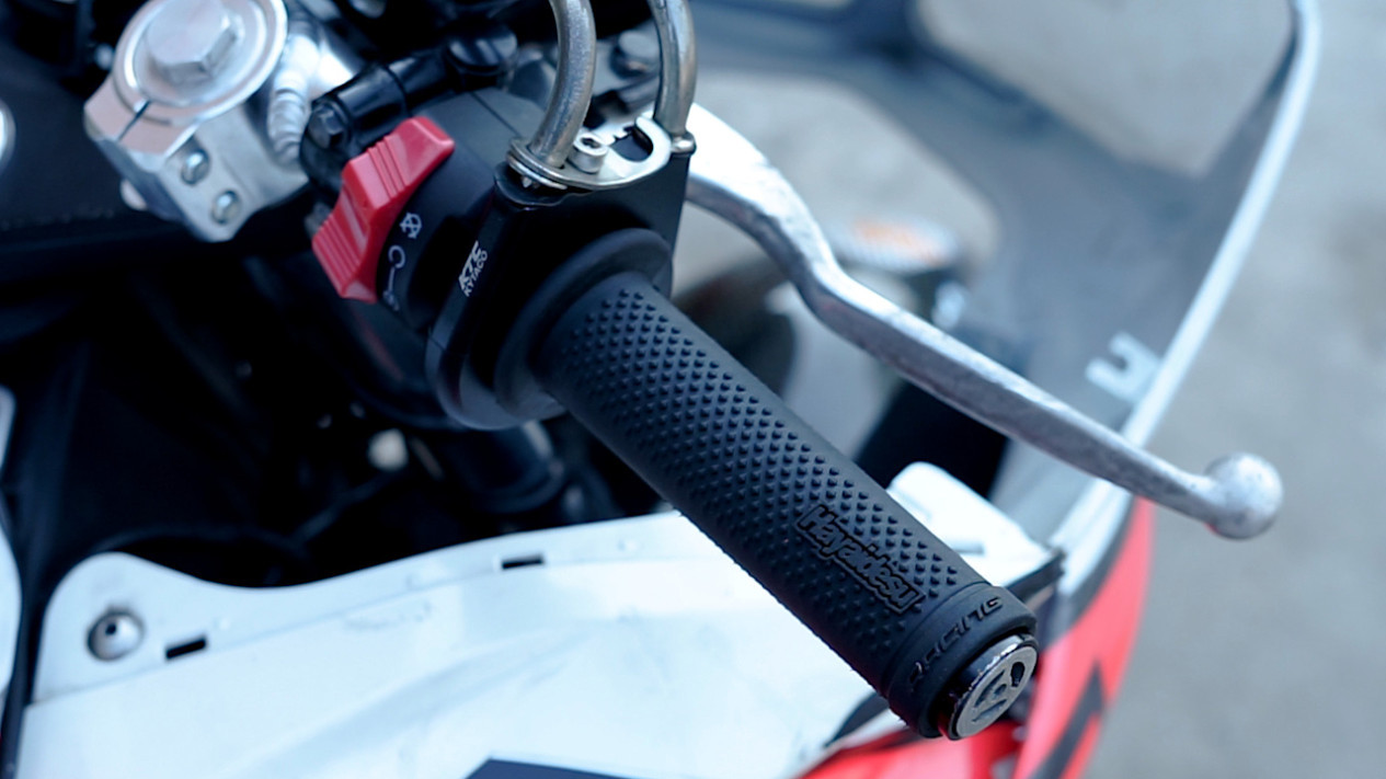 Baru Tahu, Hairspray Bisa Jadi "Obat" Handgrip Motor Longgar