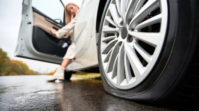 Ban Mobil Listrik Bocor? Begini Cara Aman Mengatasinya