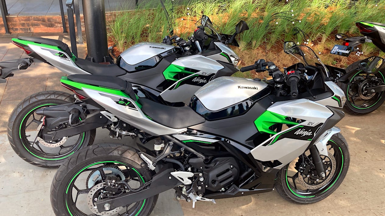 Motor Listrik Kawasaki Ninja e-1 vs Z e-1 Mana Lebih Worth It?