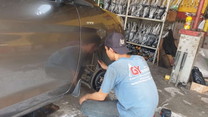 Genangan Air Saat Hujan Bisa Menjebak, Kaki-Kaki Mobil Jadi Tumbal