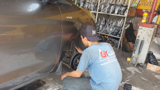 Genangan Air Saat Hujan Bisa Menjebak, Kaki-Kaki Mobil Jadi Tumbal