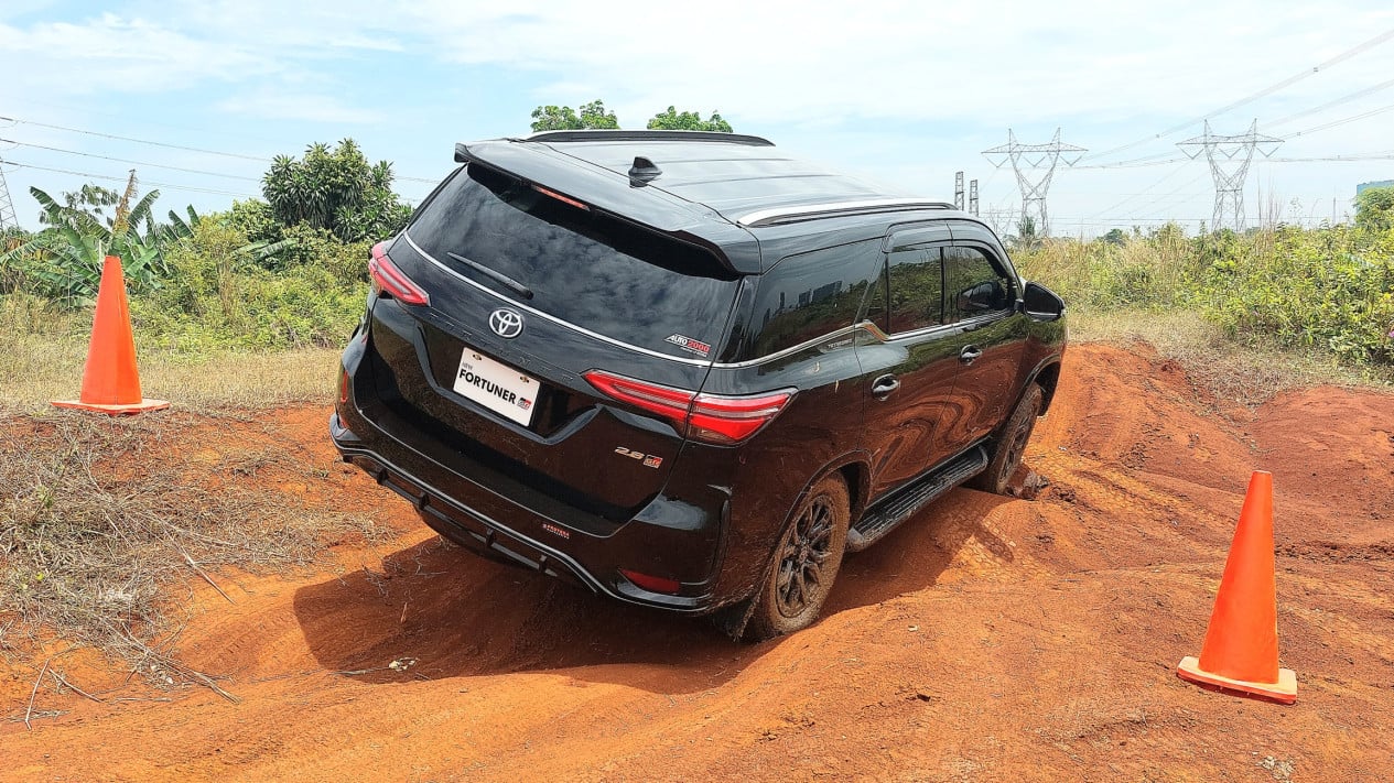 Komparasi Harga Toyota Fortuner vs Mitsubishi Pajero Sport Maret 2026