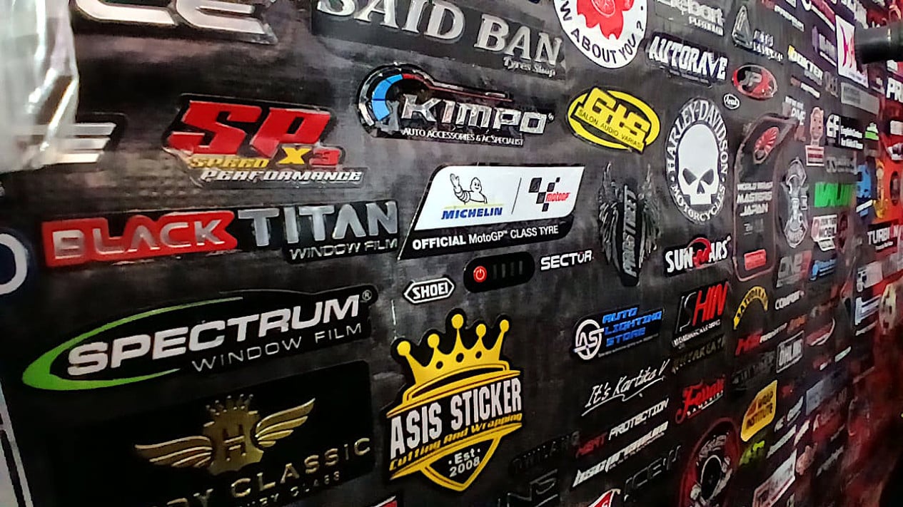 Cara Melepas Stiker Pakai Bahan Rumahan tanpa Merusak Cat
