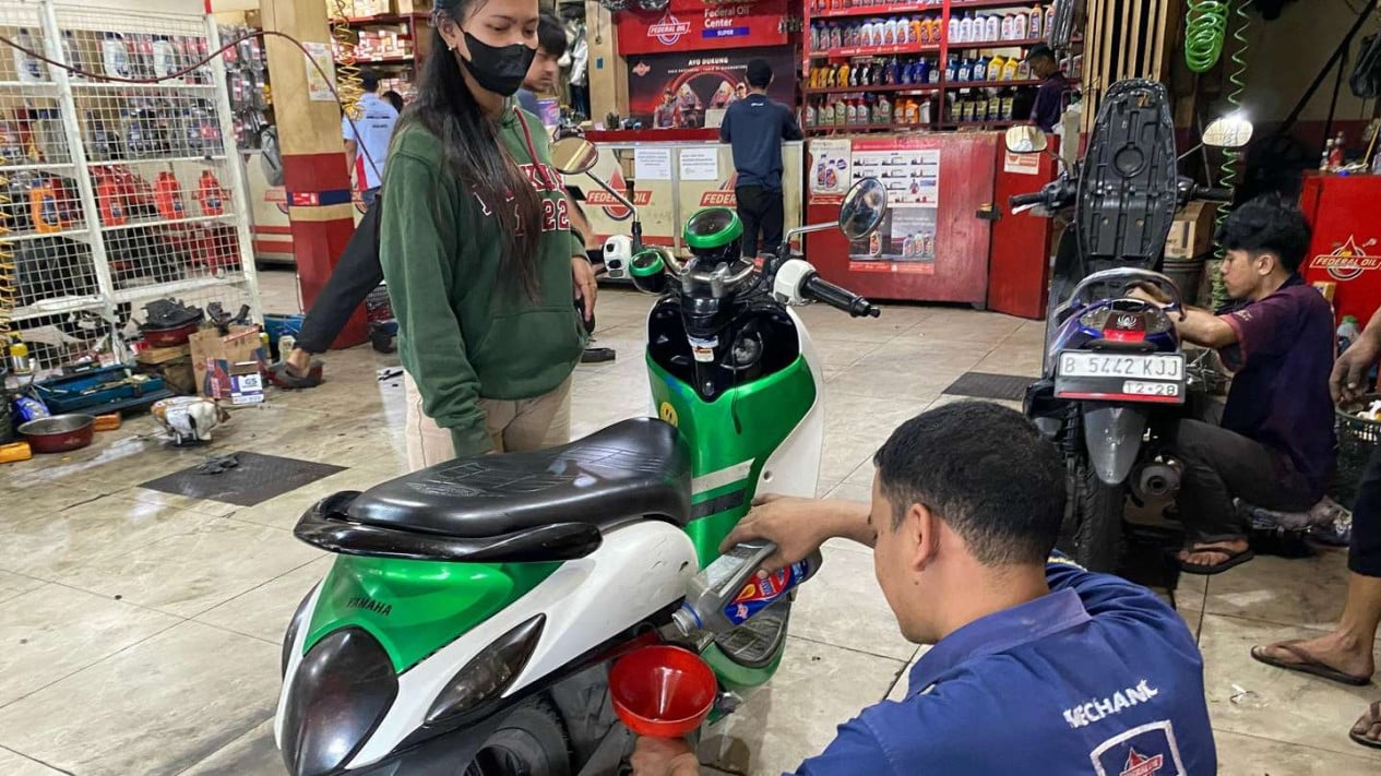 Apa Untungnya Motor Matik Pakai Oli Sintetik?