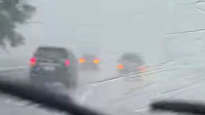 Jangan Panik! Ini 5 Tips Aman Mengemudi Mobil Listrik Saat Banjir