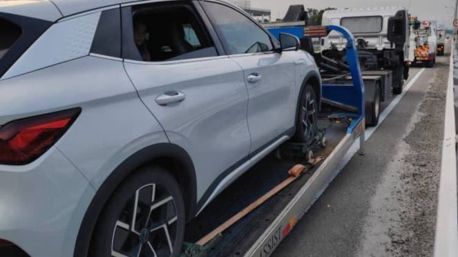 Viral Mobil Listrik BYD Atto 3 Tiba-tiba Mati di Lajur Cepat Jalan Tol
