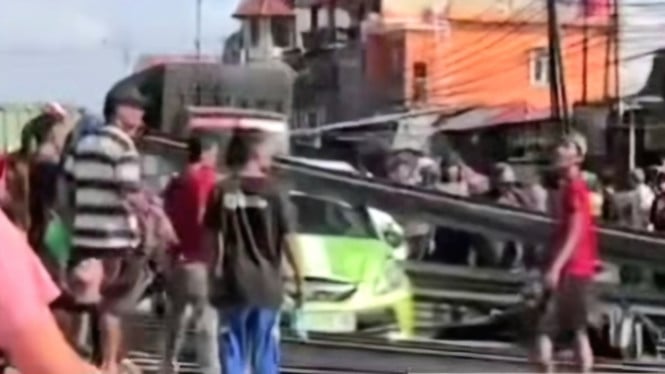 Viral Mobil dan Motor Tertimpa Besi Muatan Truk, Warganet: Kayak Adegan Film