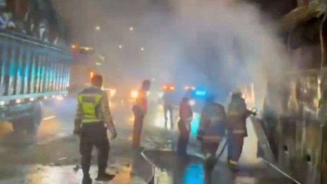 Pecah Ban Jadi Penyebab Awal Kebakaran Bus di Tol Cikampek