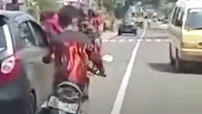 Viral Aksi Heroik Ormas Kawal Ambulans Berujung Bikin Celaka Diri Sendiri
