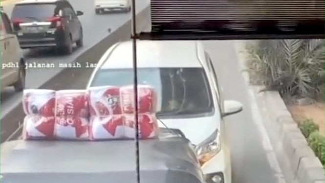 Mobil Pelat Bekasi Nekat Lawan Arus di Jalur Busway