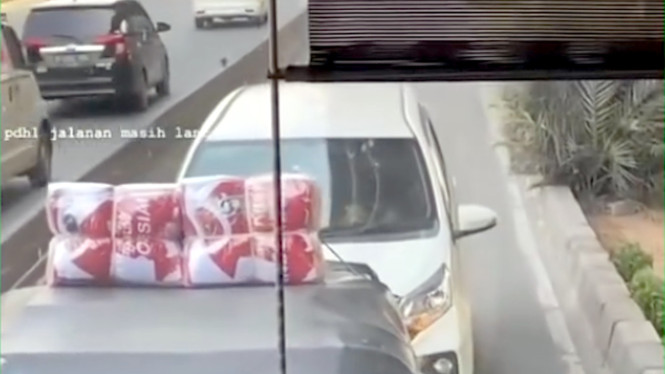 Mobil Pelat Bekasi Nekat Lawan Arus di Jalur Busway