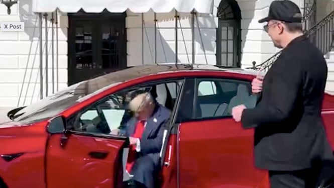 Ribut dengan Elon Musk, Trump Buang Mobil Listrik Mewahnya