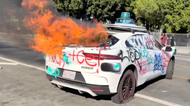 Sejumlah Mobil Otonom Dibakar Massa Saat Kerusuhan Los Angeles