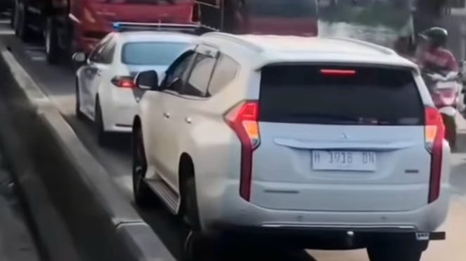 Viral Truk Tak Kasih Jalan Mobil Patwal yang Lawan Arus di Demak