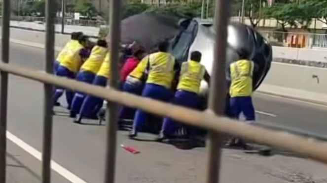 Skema Ganti Rugi Ferrari Purosangue yang Terguling dari Truk Towing