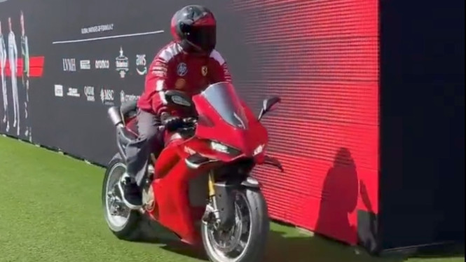 Juara Dunia F1 Lewis Hamilton Pertama Kali Pakai Motor Ducati, Ada Apa?