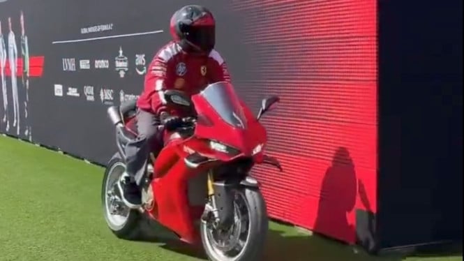 Ducati, Juara Dunia F1 Lewis Hamilton Pertama Kali Pakai Motor Ducati, Ada Apa?
