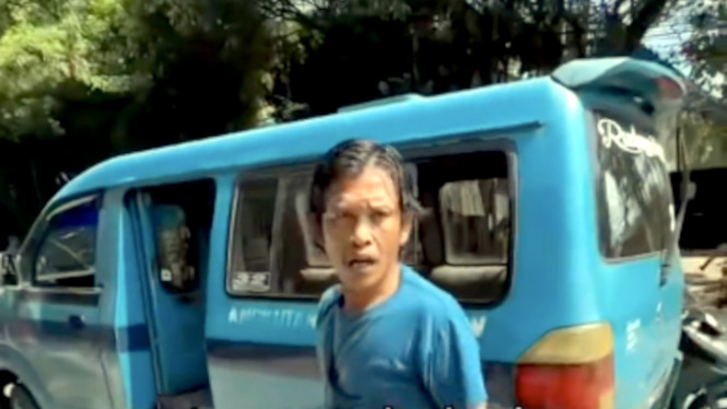 Serempet Mobil dari Kiri, Sopir Angkot: Saya Orang Susah