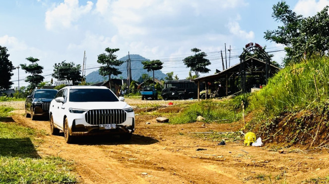 Jajal Ketangguhan Jaecoo J8 AWD di Off-road, Mudah Dikendalikan Pengemudi Wanita