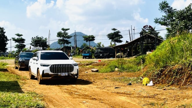 Jajal Ketangguhan Jaecoo J8 AWD di Off-road, Mudah Dikendalikan Pengemudi Wanita